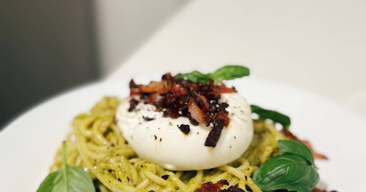 Creamy 10-Minute Avocado Pasta with Lemon Zest & Toasted Pine Nuts