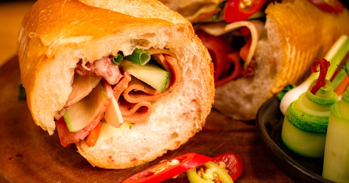 Quick Homemade Vietnamese Banh Mi with Spicy Mayo – 15-Minute Lunch Hack
