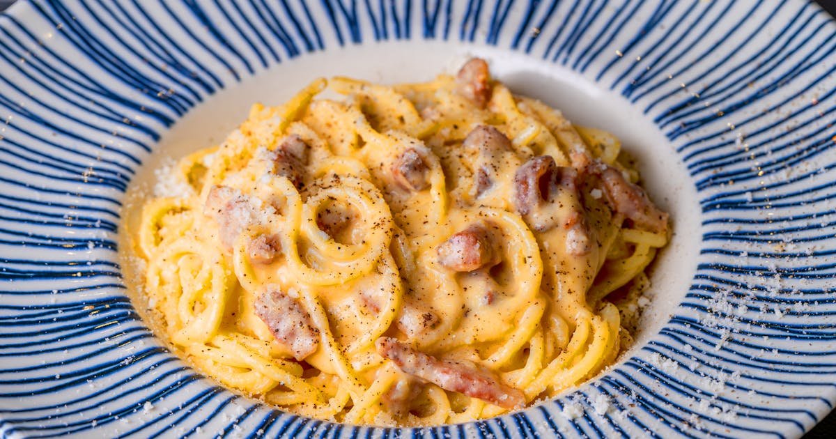 Quick Homemade Spaghetti Carbonara in 20 Minutes with Just 5 Ingredients