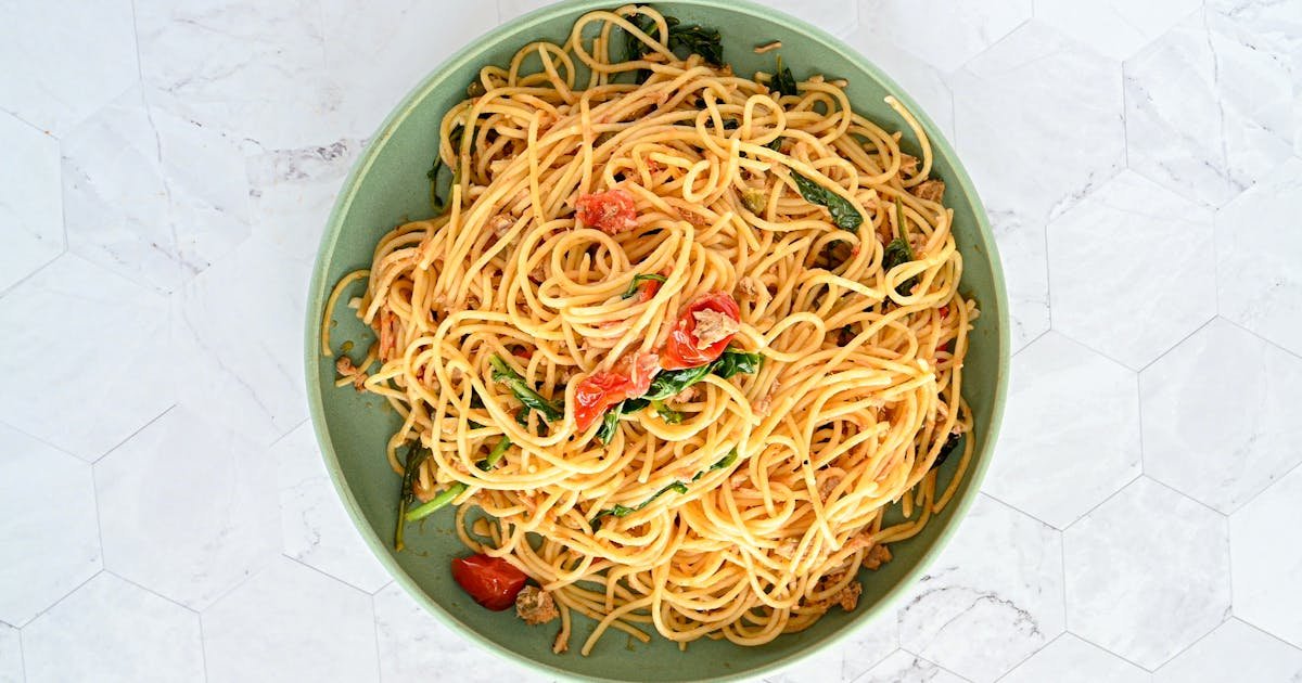 Summer on a Plate: Easy Caprese Pasta with Fresh Basil