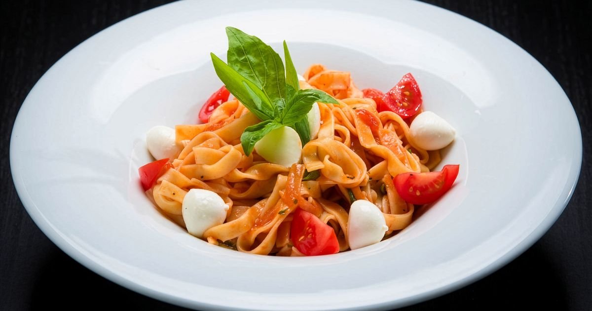 Make Restaurant-Quality Easy Caprese Pasta with Fresh Basil in 20 Minutes