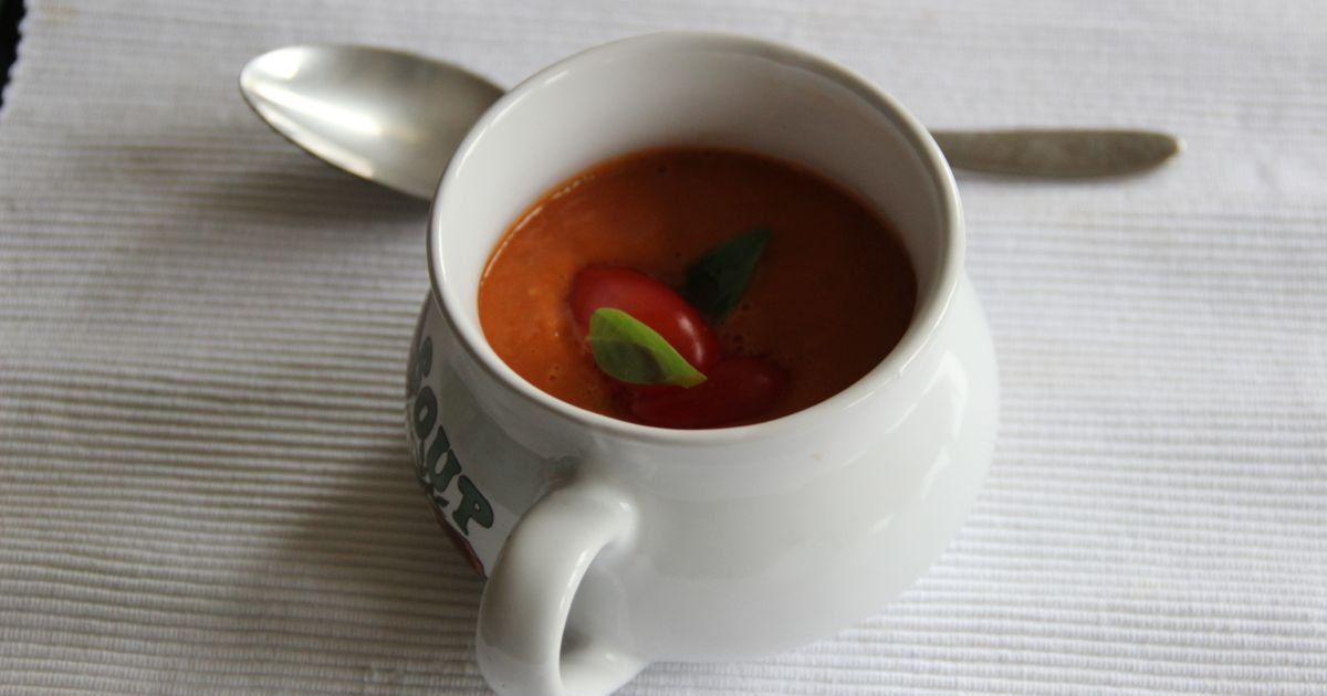 Roasted Tomato Basil Soup with Crusty Bread: The Ultimate Lunch Comfort Food